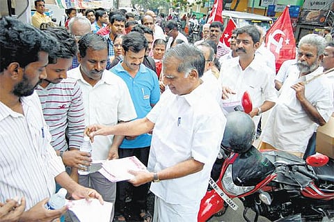 500, 1000 ரூபாய் செல்லாது என்ற அறிவிப்பால்﻿ நல்ல சந்தை முடங்கி, கள்ளச்சந்தை அமோகம்﻿: மார்க்சிஸ்ட் கம்யூனிஸ்ட் மாநிலச் செயலாளர் ஜி.ராமகிருஷ்ணன் குற்றச்சாட்டு﻿
