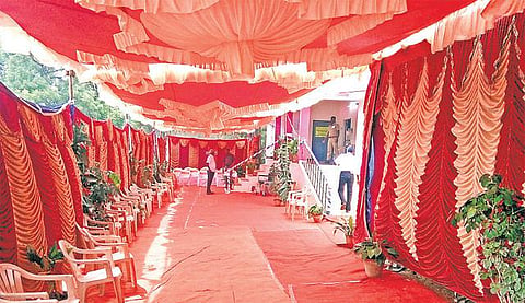 திருமண வீடு போன்று அலங்கரிக்கப்பட்ட வாக்குச் சாவடி﻿: சந்தனம், கற்கண்டு கொடுத்து வாக்காளர்களுக்கு வரவேற்பு