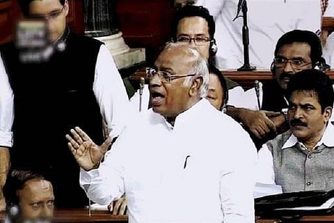 நோட்டு நடவடிக்கைக்கு வலுக்கும் எதிர்ப்பு: மக்களவை நாள் முழுவதும் ஒத்திவைப்பு