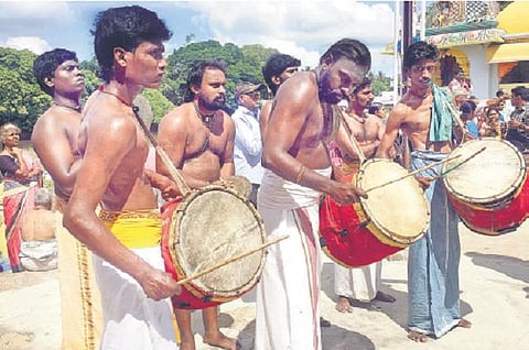 பாரம்பரிய இசைக் கருவிகளை வாசிக்க ஆர்வம் காட்டும் இளைஞர்கள்﻿