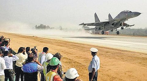 ஆக்ரா - லக்னோ எக்ஸ்பிரஸ் சாலையில் ஜெட் விமானங்கள் தரையிறங்கி ஒத்திகை