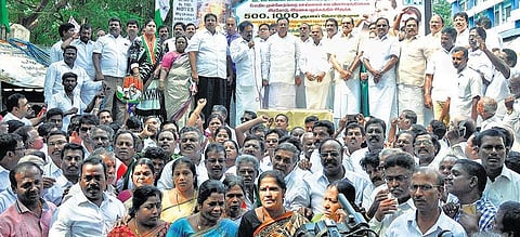 ரூபாய் நோட்டு விவகாரத்தில் மாற்று ஏற்பாடுகளை செய்யாவிட்டால்﻿ மக்களின் கோபத்திலிருந்து தப்பிக்க முடியாது﻿: மத்திய அரசுக்கு திருநாவுக்கரசர் எச்சரிக்கை﻿