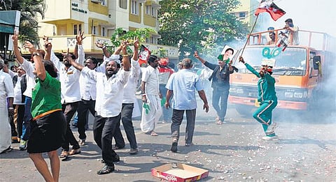 3 தொகுதிகளிலும் வெற்றி: அதிமுகவினர் கொண்டாட்டம்