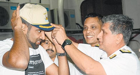 கடற்படை வீரர்களுடன் கலந்துரையாடிய அஸ்வின்﻿