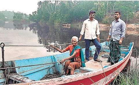 கிராம மக்கள் ஆற்றைக் கடக்க படகு ஓட்டும் 81 வயது மூதாட்டி﻿: தள்ளாத வயதிலும் தளராத உழைப்பு﻿