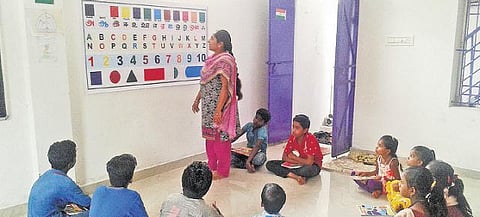 மீட்கப்பட்ட குழந்தைத் தொழிலாளர்களுக்கு எளிமையான கல்வி﻿: பிளக்ஸ் போர்டுகள் மூலம் கற்பிக்கும் கோவை ஆசிரியை﻿
