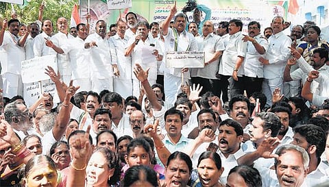 ரூபாய் நோட்டு தட்டுப்பாட்டை மத்திய அரசு போர்க்கால அடிப்படையில் தீர்க்க வேண்டும்﻿: ஆர்ப்பாட்டத்தில் ஜி.கே.வாசன் வலியுறுத்தல்﻿