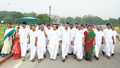 விவசாயிகளுக்கு பயிர்க்கடன் வழங்க வசதியாக﻿ தமிழக கூட்டுறவு அமைப்புகளுக்கு ரூ.3 ஆயிரம் கோடியை அளிக்க வேண்டும்﻿﻿: அருண் ஜேட்லியிடம் அதிமுக எம்.பி.க்கள் மனு﻿﻿