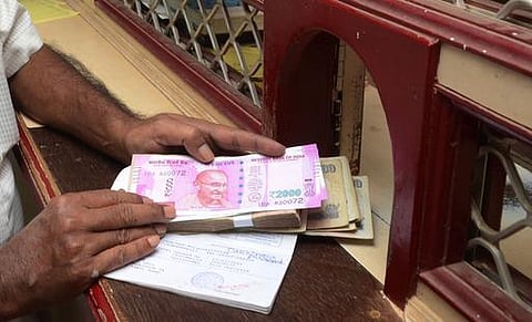 பணத்தட்டுப்பாடு பிரச்சினை மேம்பட்டுள்ளது: வங்கிகளில் ரூ.6 லட்சம் கோடி டெபாசிட்﻿- உச்ச நீதிமன்றத்தில் மத்திய அரசு தகவல்﻿