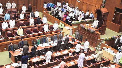 கர்நாடக சட்டப்பேரவையில் பாலமுரளி கிருஷ்ணா மறைவுக்கு மவுன அஞ்சலி