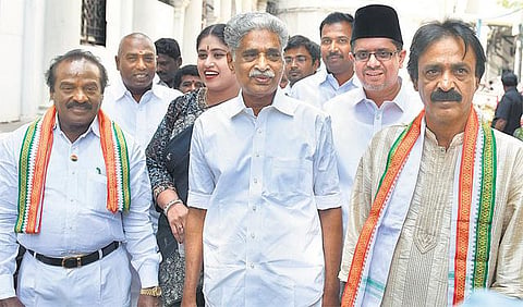 சட்டப்பேரவை குழுக்களை அமைக்க காங்கிரஸ் எம்எல்ஏக்கள் கோரிக்கை﻿﻿: பேரவைச் செயலாளரிட﻿﻿ம் மனு