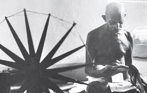 உலக வரலாற்றை புரட்டிப் போட்ட 100 புகைப்பட தொகுப்பில் காந்தியின் ராட்டை சுற்றும் புகைப்படம்﻿