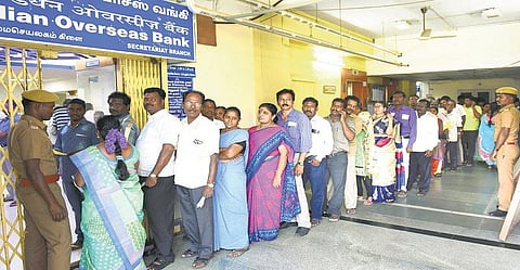 தமிழகம் முழுவதும் ஏடிஎம்கள் முடங்கின﻿: வங்கிகளில் மக்கள் குவிந்தனர்﻿