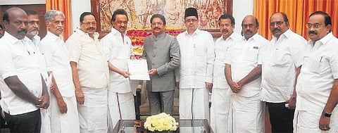 பேரவை குழுக்களை அமைக்க காலம் தாழ்த்தினால் நீதிமன்றம் செல்வோம்﻿: ஆளுநரை சந்தித்த பிறகு எதிர்க்கட்சித் தலைவர் மு.க.ஸ்டாலின் தகவல்﻿