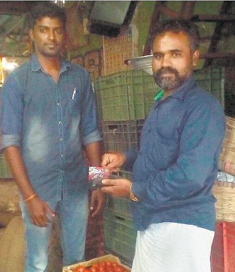 கோயம்பேடு சந்தையில் பாயின்ட் ஆஃப் சேல் இயந்திரங்கள் அதிகரிப்பு﻿: நவீன வர்த்தகத்துக்கு மாறும் காய்கறி வியாபாரிகள்﻿