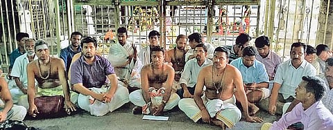 ஏகாம்பரநாதர் கோயிலில் புதிய உற்சவர் சிலைக்கு கும்பாபிஷேகம்﻿: 2,500 ஆண்டு பழமையான சிலையை மாற்ற எதிர்ப்பு﻿- கோயிலில் பக்தர்கள் தர்ணா போராட்டம்﻿
