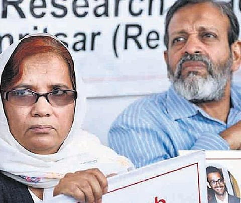 எல்லை தாண்டிய காதல்﻿: பாக். சிறையில் வாடும் மகனை மீட்க பெற்றோர் தவிப்பு﻿