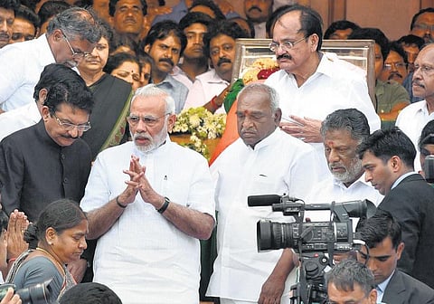 பேசும் படங்கள்: ஜெ. - தேசிய தலைவர்களின் அஞ்சலி