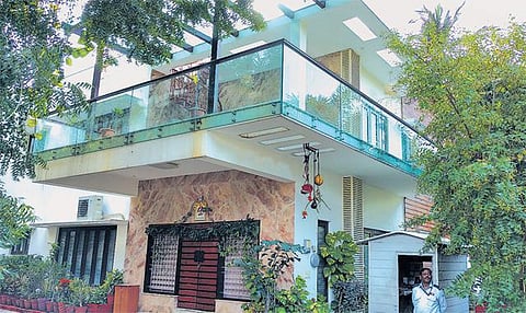 சென்னை, வேலூரில் வருமான வரித் துறையினர் அதிரடி﻿: ஒப்பந்ததாரர்﻿ சேகர் ரெட்டிக்கு சொந்தமான வீடு, அலுவலகம் உட்பட 8 இடங்களில் திடீர் சோதனை﻿﻿