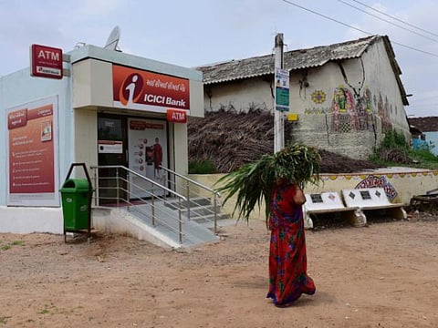 பணமில்லா பரிவர்த்தனைகளை ஊக்குவிக்க﻿ ஒரு லட்சம் கிராமங்களுக்கு 2 லட்சம் மினி ஏடிஎம் மெஷின்கள்﻿ ரூ. 120 கோடி செலவில் நபார்டு வங்கி வழங்குகிறது﻿