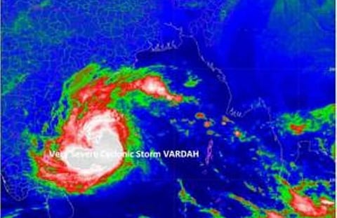 சென்னை அருகே கரையை கடக்கிறது அதிதீவிர வர்தா புயல்: தயார் நிலையில் தேசிய பேரிடர், மாநில பேரிடர் மீட்புக் குழுக்கள்