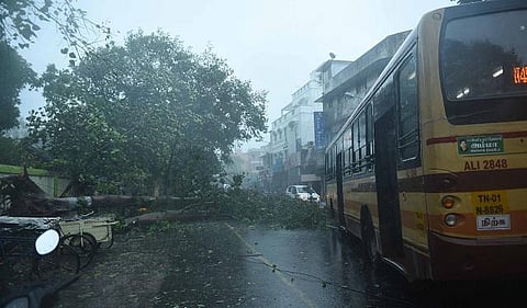 சென்னை: சிரமங்களுக்கிடையே மாநகர பேருந்துகள் இயக்கம்