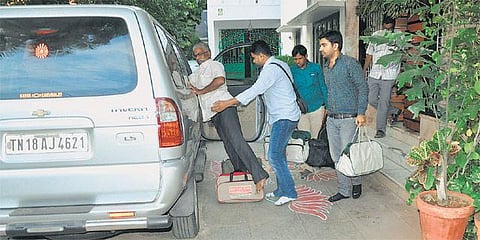 சேகர் ரெட்டியின் காட்பாடி வீட்டிலும்﻿ கத்தை கத்தையாக பணம், நகை பறிமுதல்﻿: மோசடிக்கு துணை போனவர்கள் கைதாகிறார்கள்