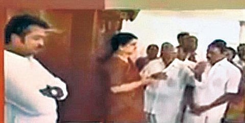 அதிமுகவில் மீண்டும் செல்வாக்கு பெற்றுள்ள டாக்டர் வெங்கடேஷ்