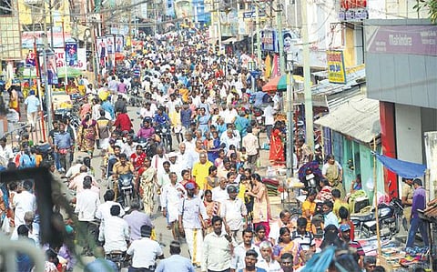 கார்த்திகை மாத பவுர்ணமியையொட்டி தி.மலையில் லட்சக்கணக்கான பக்தர்கள் கிரிவலம்