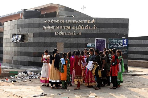 பூட்டிக்கிடக்கும் மெரினா கழிப்பறைகள்: பெண்கள் கடும் அவதி