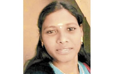 பட்டதாரி பெண் கொலையில் நண்பர் கைது: இன்னொருவரை தேடி போலீஸார் மதுரை விரைந்தனர்
