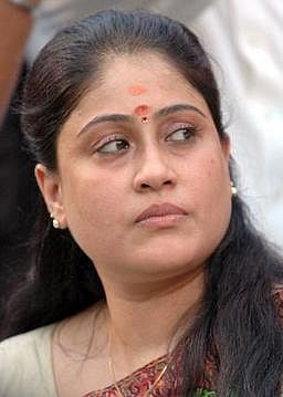 பிறருக்கு வாய்ப்பு கொடுக்காமல் ஒற்றுமையாக இருக்க வேண்டும்﻿: அதிமுகவினருக்கு நடிகை விஜயசாந்தி வேண்டுகோள்﻿