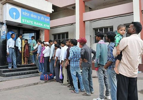 வங்கி, ஏடிஎம்களில் கூட்டம்﻿: 4 மணி நேரம் காத்திருப்பு﻿