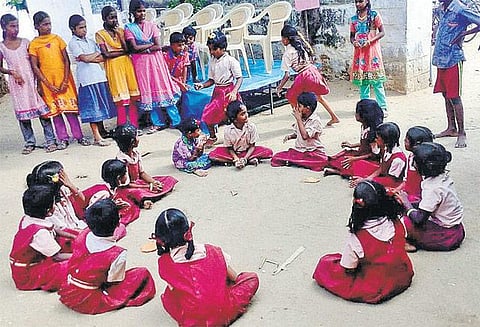பாரம்பரிய விளையாட்டுகளை மீட்டெடுக்கும் அரசுப் பள்ளி﻿