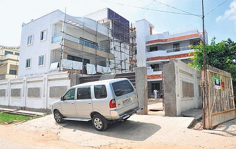சித்தூர், குண்டூர், விஜயவாடாவில் உள்ள﻿ ராமமோகன ராவ் உறவினர் வீடுகள், அலுவலகங்களிலும் அதிரடி சோதனை﻿