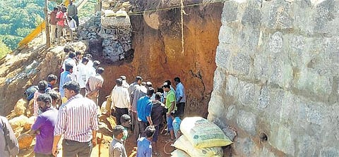 குன்னூரில் கட்டுமானப் பணியின்போது﻿ மண்ணில் புதைந்து 4 தொழிலாளர்கள் பலி﻿: ஒருவர் கவலைக்கிடம்; தருமபுரியை சேர்ந்தவர்கள்﻿