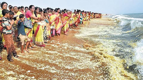 12-வது ஆண்டு சுனாமி நினைவு தினம்﻿: சென்னை கடலோரங்களில் மக்கள் கண்ணீர் அஞ்சலி﻿