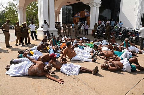 வறட்சி நிவாரணம் கோரி திருச்சியில் விவசாயிகள் எலிக்கறி உண்டு போராட்டம்