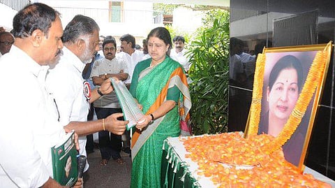எதிர்ப்பின்றி சசிகலாவிடம் வந்த  அதிமுக பொதுச்செயலாளர் பதவி﻿﻿