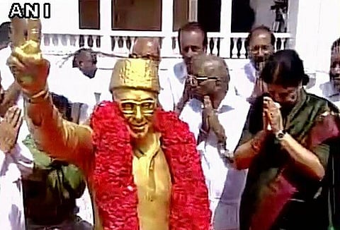 அதிமுக பொதுச்செயலாளராக பொறுப்பேற்றார் சசிகலா