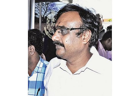புதுவை ஆளுநரின் வாட்ஸ்-அப் குரூப்பில் ஆபாச வீடியோ அனுப்பிய கூட்டுறவு பதிவாளர் இடைநீக்கம்﻿﻿