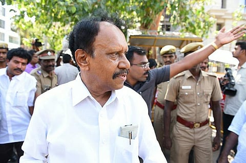 முதல்வர், அதிமுக பொதுச் செயலர் பதவி﻿: உ.பி. அரசியலை சுட்டிக்காட்டும் தம்பிதுரை﻿