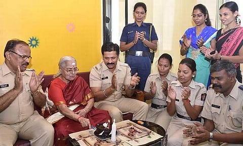 அம்மாவின் பிறந்தநாளைக் கொண்டாடிய மும்பை போலீஸ்!