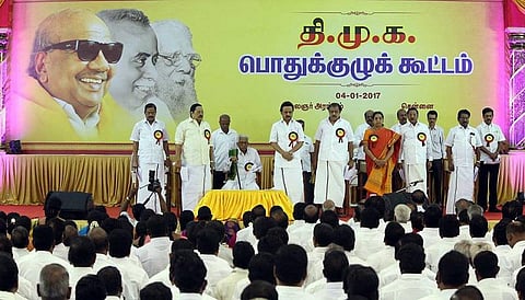 திமுக பொதுக்குழு அன்றும் இன்றும்﻿: கொஞ்சம் கொஞ்சமாக அதிமுக பாணிக்கு மாறும் திமுக﻿