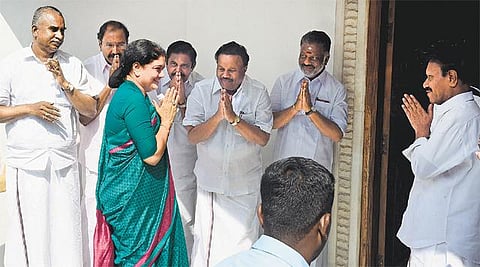 கட்சிக்குள் கரையான் புகுந்துவிடக் கூடாது﻿: அதிமுகவினருக்கு சசிகலா அறிவுரை﻿