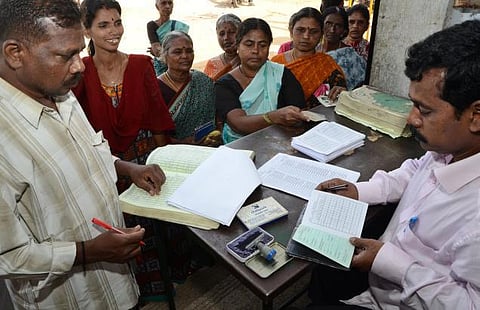 ஆதார் இணைப்பு, உள்தாள், பொங்கல் பரிசு என அடுக்கடுக்கான வேலை பளு﻿: மன உளைச்சலுக்கு ஆளாகும் நியாய விலைக்கடை ஊழியர்கள்﻿