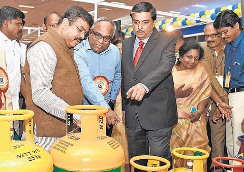2022- ம் ஆண்டுக்குள் 95 சதவீத வீடுகளுக்கு சமையல் எரிவாயு இணைப்பு: பெட்ரோலியத்துறை அமைச்சர் தர்மேந்திர பிரதான் உறுதி
