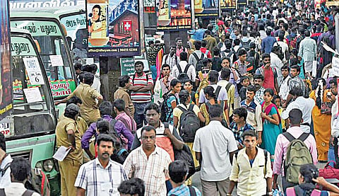 பொங்கல் கொண்டாட சொந்த ஊருக்கு சென்ற மக்கள்: பஸ், ரயில்களில் அலைமோதிய கூட்டம்