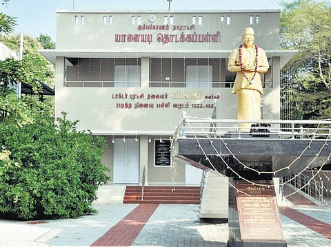 கும்பகோணத்தில் படித்த பள்ளியை பார்த்து நெகிழ்ந்த எம்.ஜி.ஆர்.!﻿﻿