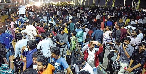 மெரினாவில் திரண்ட 5 ஆயிரம் இளைஞர்கள்: கொட்டும் பனியிலும் தொடர்ந்த போராட்டம்